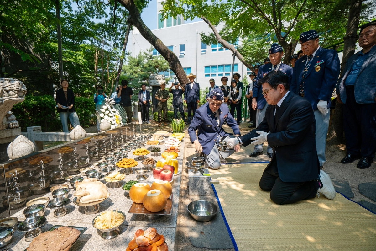 이필형 동대문구청장이 지난 16일 답십리동 장령당공원 ‘ 6·25 순진(殉盡) 16지사 위령비’를 방문해 위령제를 진행하고 있다. 동대문구 제공