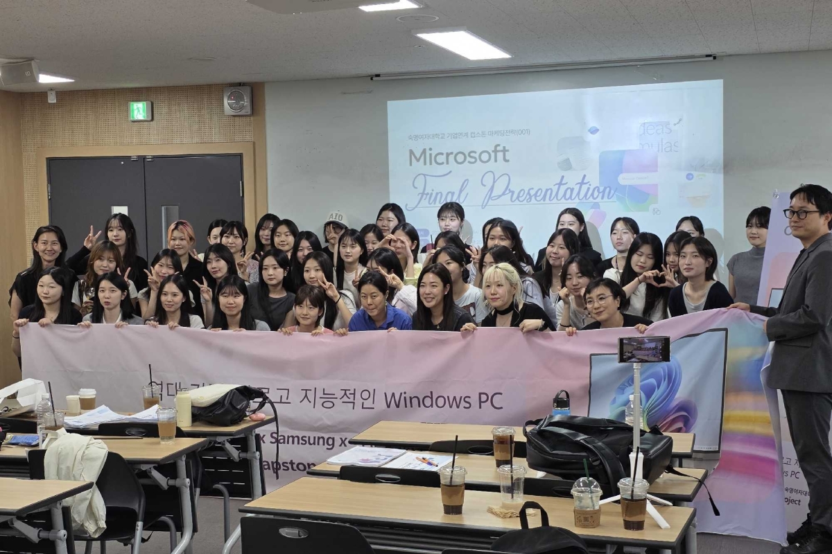 지난 12일 기업연계형 캡스톤디자인 교과목 최종 발표회를 마친 참가자들이 기념촬영을 하고 있다. 숙명여대 제공