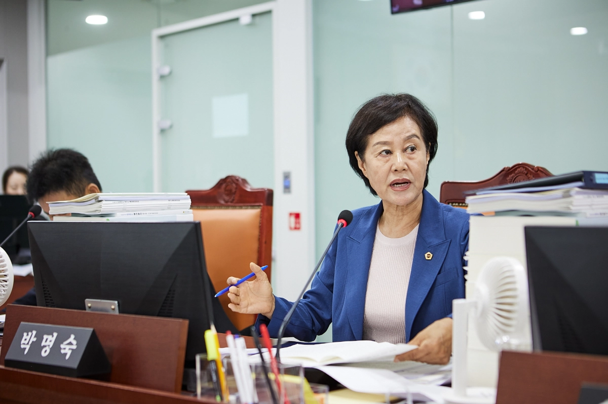 ▲ 박명숙 의원이 건설국·교통국 등 관련 부서 통합 결산심사에서 양평군의 주요 현안 인프라 사업의 예산 확보 필요성과 철도·교통 편의 확대를 촉구하며 질의를 이어가고 있다. (사진=경기도의회)