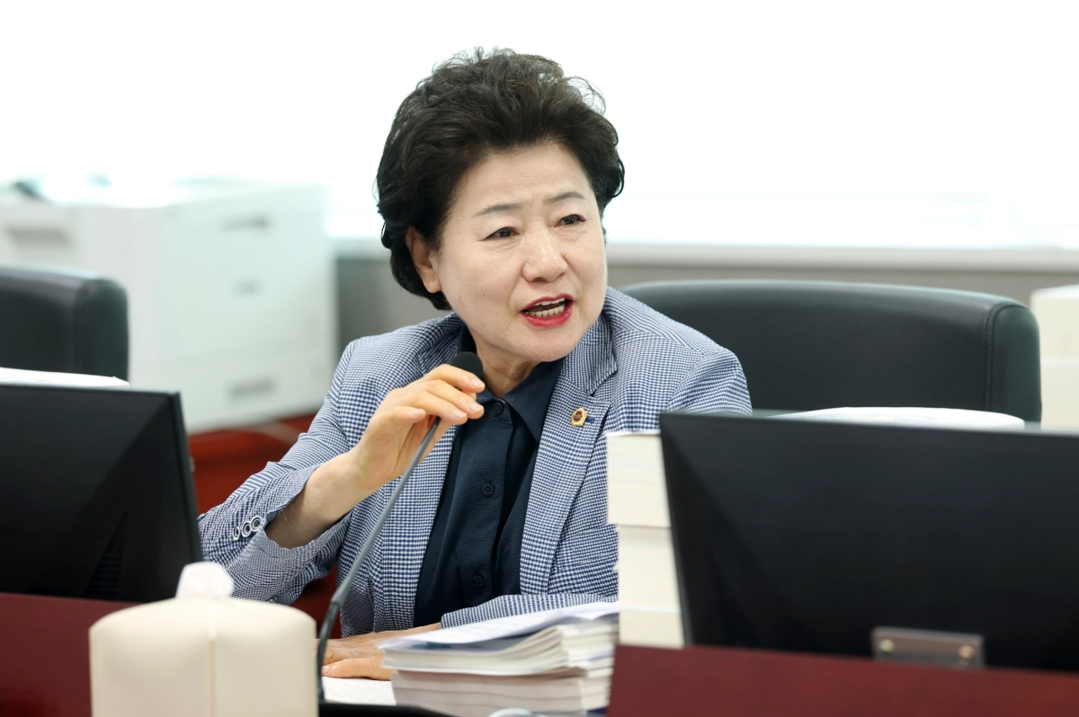 ▲ 남경순 의원이 16일 열린 사회혁신경제국 결산 심사에서 베이비부머 일자리 사업의 방만한 예산 운용과 기형적인 행사성 예산 폭증 문제를 지적하고 있다. (사진=경기도의회)
