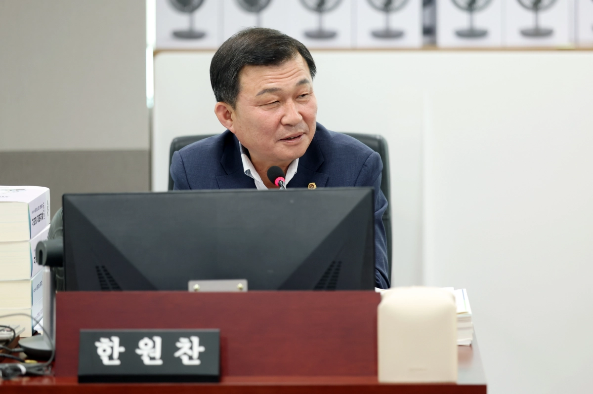 ▲ 한원찬 의원이 16일 열린 경제실·노동국·사회혁신경제국 통합 결산 심사에서 소상공인 보호와 민생 안정을 위한 집행부의 책임 행정을 촉구하며 마무리 발언을 하고 있다. (사진=경기도의회)