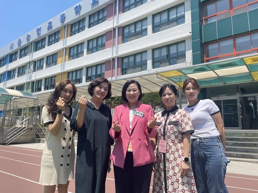 지난 15일 논현초등학교에서 학교장과 학교운영위원회 위원들과 함께 간담회를 개최한 이새날 시의원(가운데). 서울시의회 제공