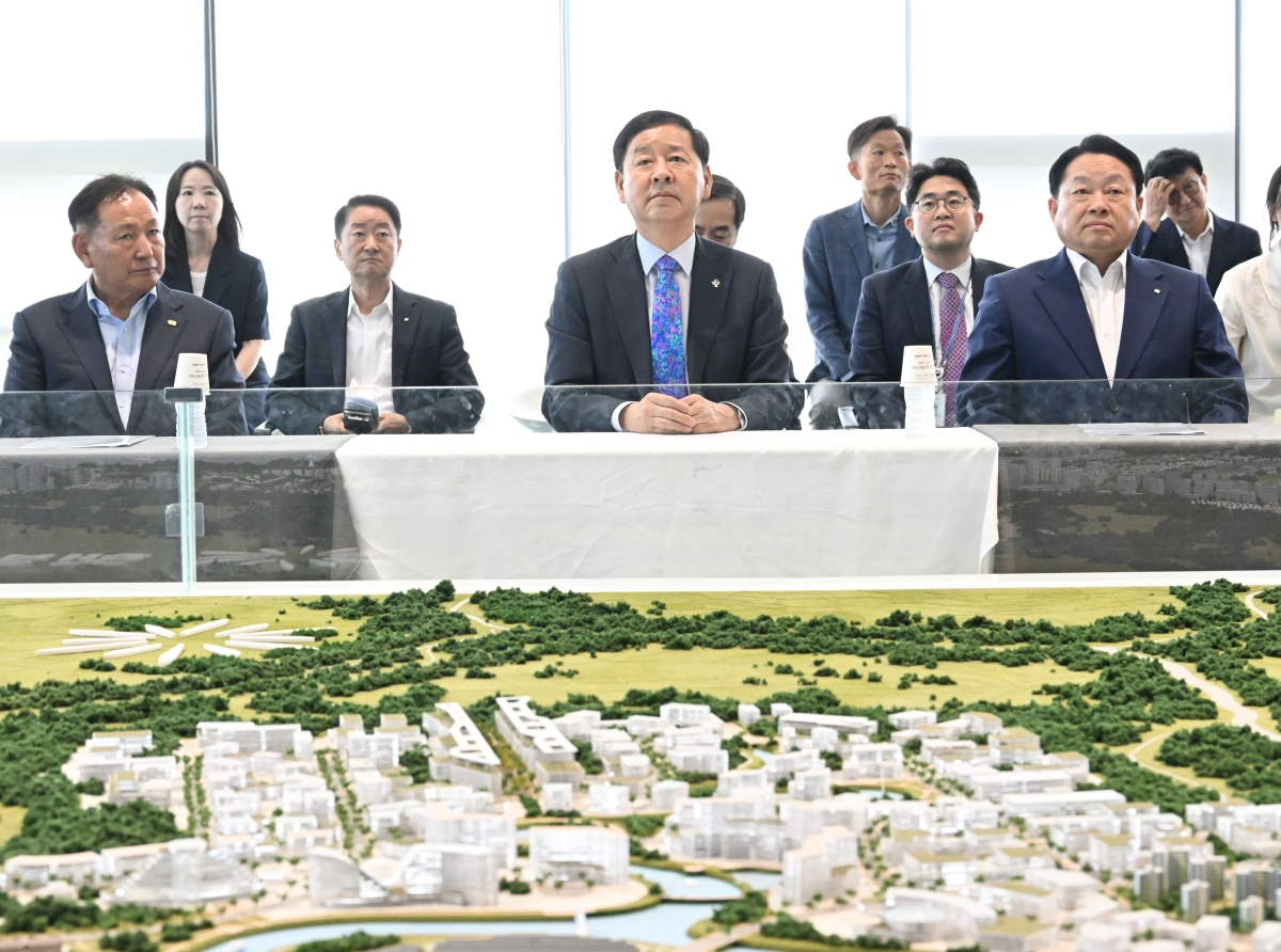 데이터센터 부지·태양광 발전 설명 듣는 구윤철 부총리