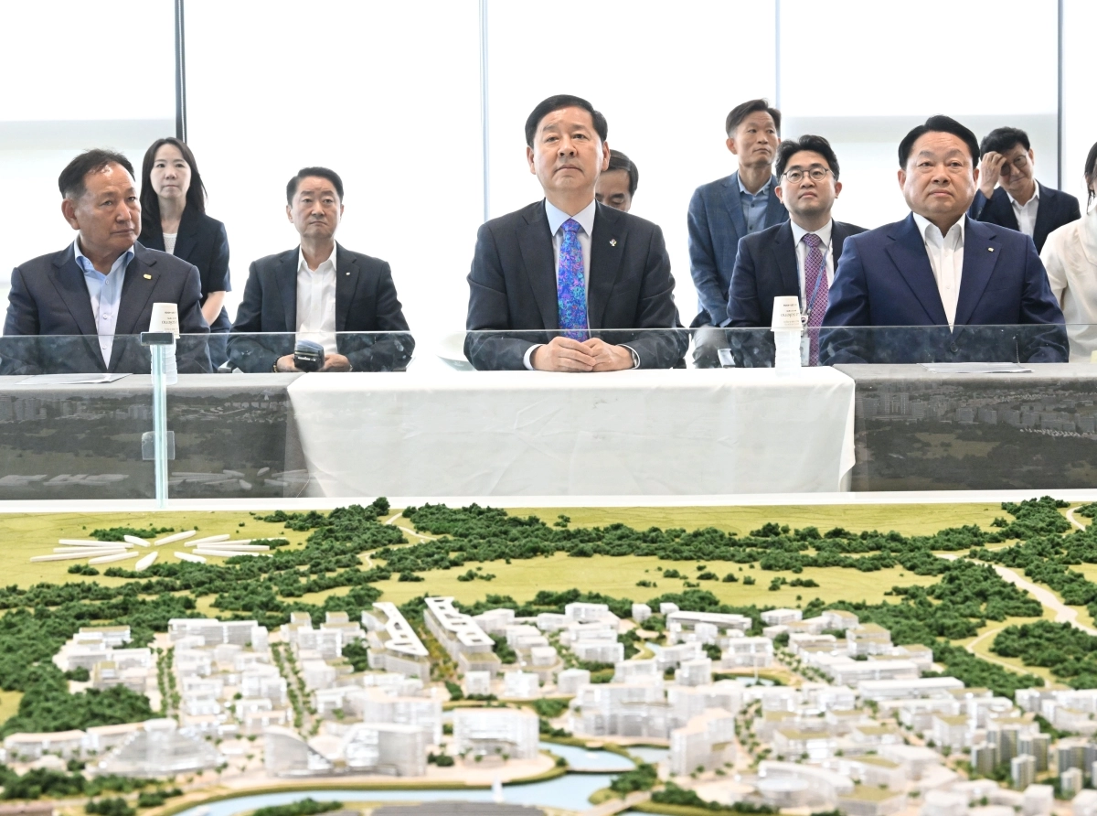 데이터센터 부지·태양광 발전 설명 듣는 구윤철 부총리