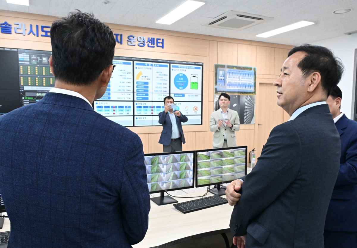 신재생에너지 운영센터 둘러보는 구윤철 부총리