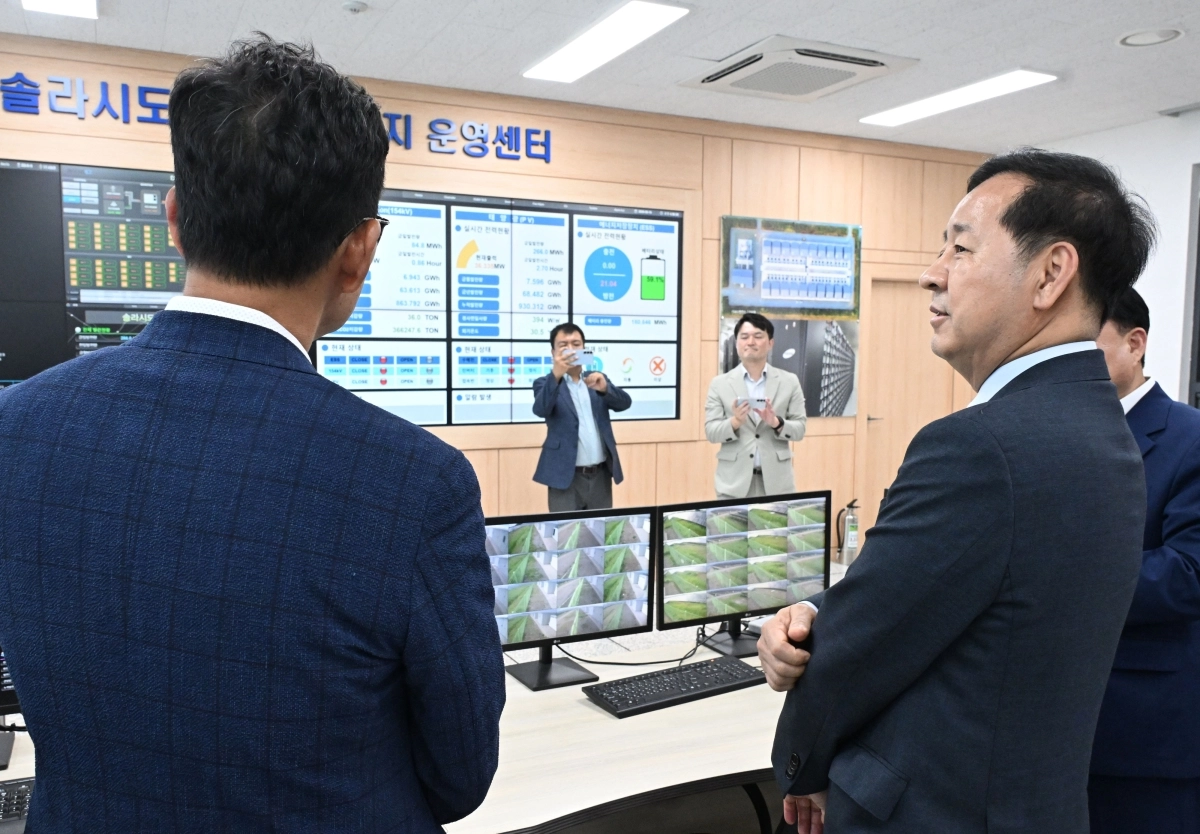 신재생에너지 운영센터 둘러보는 구윤철 부총리