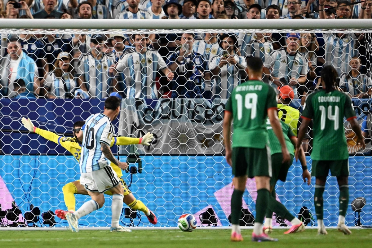 아르헨티나의 리오넬 메시가 16일(현지시간) 미국 캔자스시티 스타디움에서 열린 2026 FIFA 북중미 월드컵 J조 알제리와의 경기에서 팀의 두 번째 골을 넣고 있다. 2026.6.16 AFP 연합뉴스