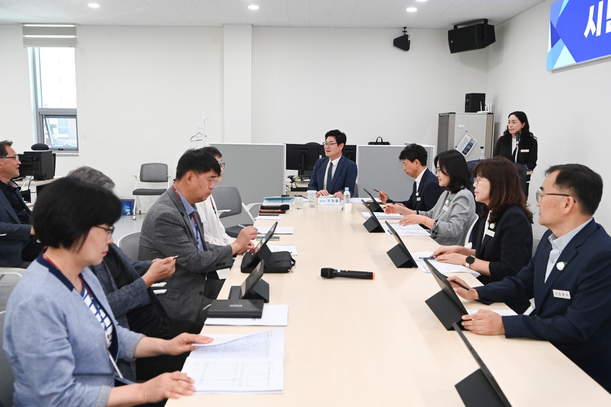구자열(가운데) 강원 원주시장 당선인이 15일 시민주권시대 준비위원회 사무실에서 현안을 논의하고 있다. 준비위 제공