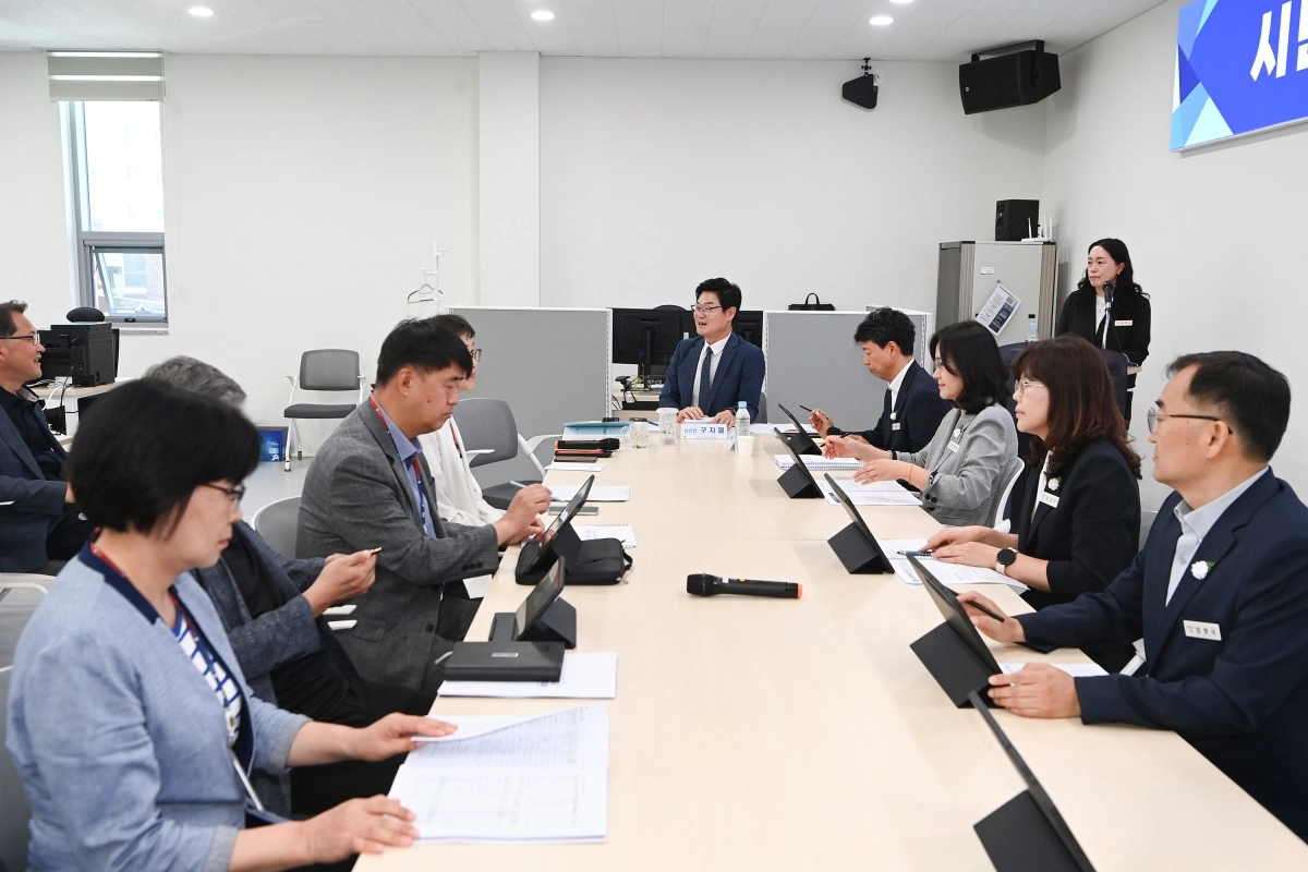 구자열(가운데) 강원 원주시장 당선인이 15일 시민주권시대 준비위원회 사무실에서 현안을 논의하고 있다. 준비위 제공