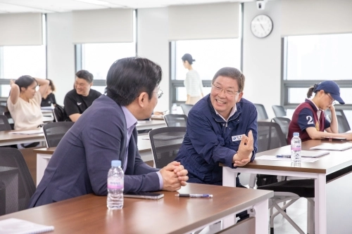 김경호 서울 광진구청장이 지난해 좋은 멘토 학부모 진로진학 아카데미에서 참석자와 대화하고 있다.  광진구 제공