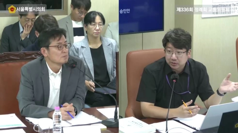 강북횡단선에 대해 논의하는 문성호 시의원(오른쪽)과 여장권 교통실장. 서울시의회 제공