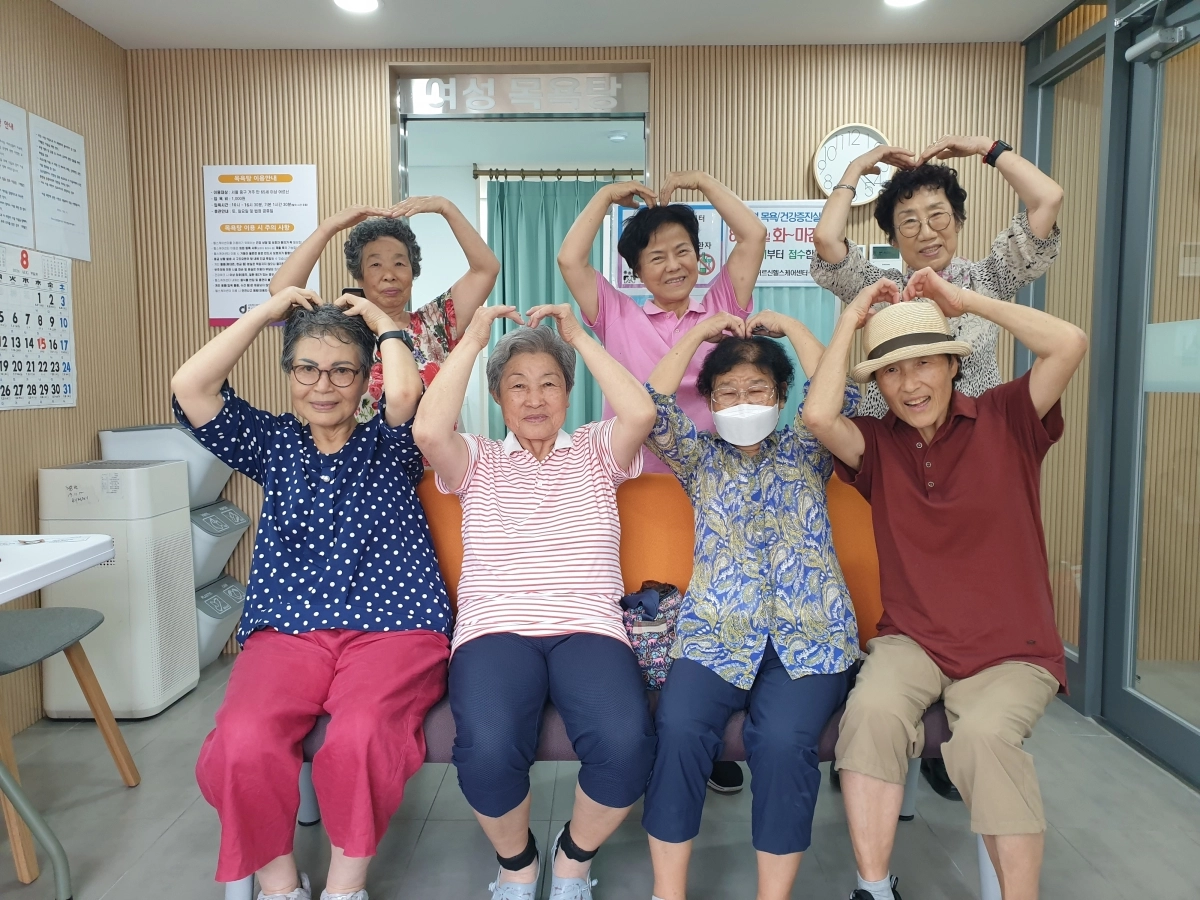 서울 중구 어르신헬스케어센터를 이용하는 어르신들이 2024년 목욕탕 앞에서 기념사진을 찍고 있다. 중구 제공