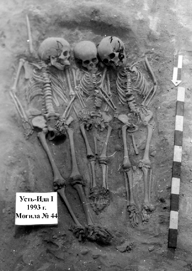 바이칼 지역 수렵채집인 공동 묘지 중 페스트 감염으로 사망한 세 명이 묻힌 모습. 두 명은 고대 DNA 분석을 통해 이복 자매로 확인되었으며, 각각 9~10세와 5~6세로 추정됐다. 세 번째 시신은 11~12세 소년으로 혈연관계가 없지만 같은 시기에 같은 무덤에 묻혔다.  러시아 바이칼 고고학 프로젝트 제공