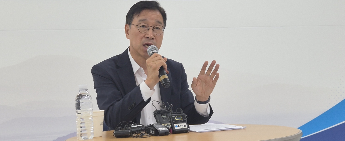 위성곤 제주도지사 당선인은 17일 인수위에서 열린 기자회견에서 “알뜨르비행장 일대 제주평화대공원 사업을 스포츠타운이 아닌 본래 계획대로 평화사업으로 접근할 필요가 있다”고 설명하고 있다. 제주 강동삼 기자