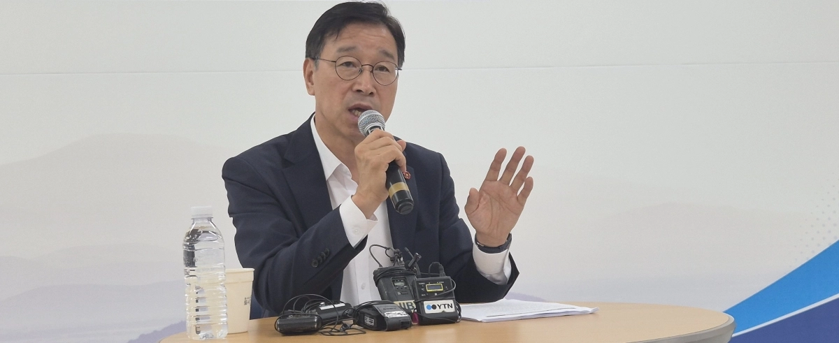 위성곤 제주도지사 당선인은 17일 인수위에서 열린 기자회견에서 “알뜨르비행장 일대 제주평화대공원 사업을 스포츠타운이 아닌 본래 계획대로 평화사업으로 접근할 필요가 있다”고 설명하고 있다. 제주 강동삼 기자