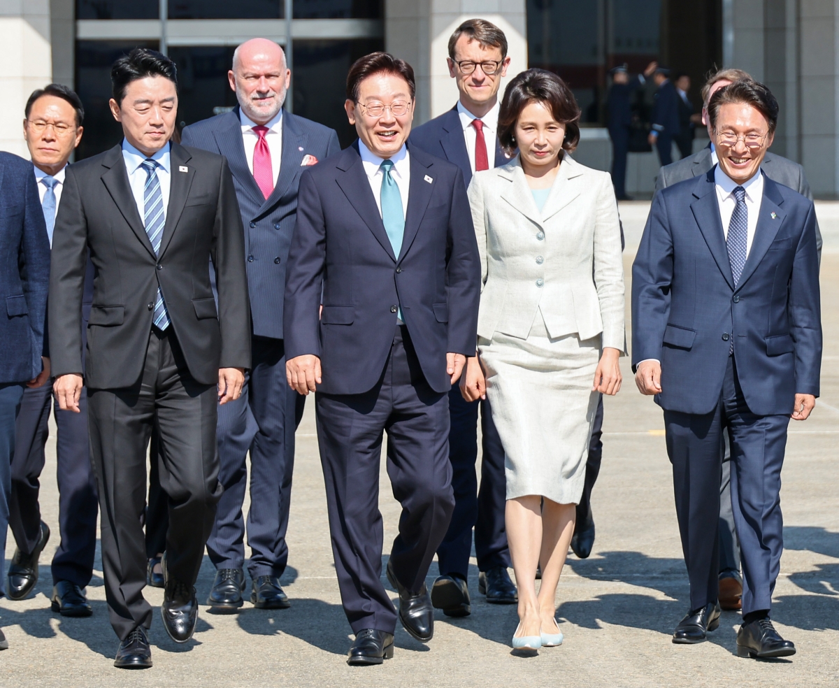 출국하는 이재명 대통령 부부
