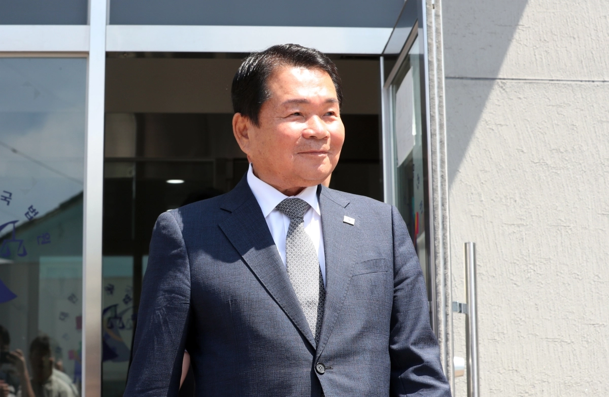 불법선거운동과 뇌물수수 혐의로 재판에 넘겨진 신경호 강원교육감이 17일 춘천지법에서 열린 항소심 선고공판에 참석한 뒤 법원을 나서고 있다. 신 교육감은 1심에 이어 항소심에서도 당선무효형에 해당하는 징역 10개월에 집행유예 2년을 선고받았다. 2026.6.17 연합뉴스