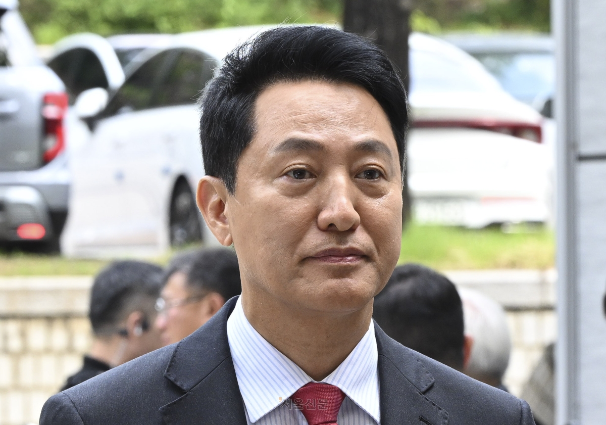 오세훈 서울시장이 17일 서울 서초구 서울중앙지방법원에서 열린 여론조사 대납 의혹 관련 결심공판에 출석하고 있다. 이지훈 기자