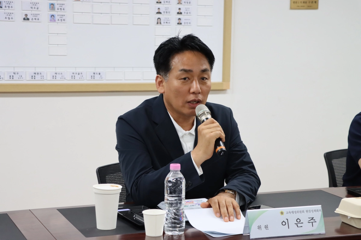 ▲ 이은주 의원이 15일 하남교육지원센터에서 열린 현장정책회의에 참석해 통합교육지원청 분리·신설의 당위성을 설명하고, 구리 및 하남 지역의 특성을 반영한 맞춤형 교육행정 체계 구축을 촉구하며 발언하고 있다. (사진=경기도의회)