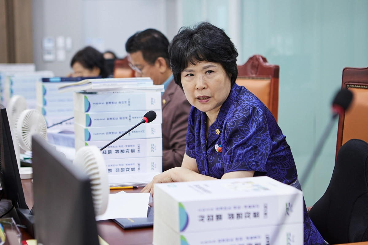 ▲ 서성란 의원이 16일 열린 건설국 등 소관 부서 결산 심사에서 도로점용공사장으로 인한 도민들의 통학 및 보행 불편을 꼬집으며 경기도형 표준 가이드라인 수립을 촉구하고 있다. (사진=경기도의회)