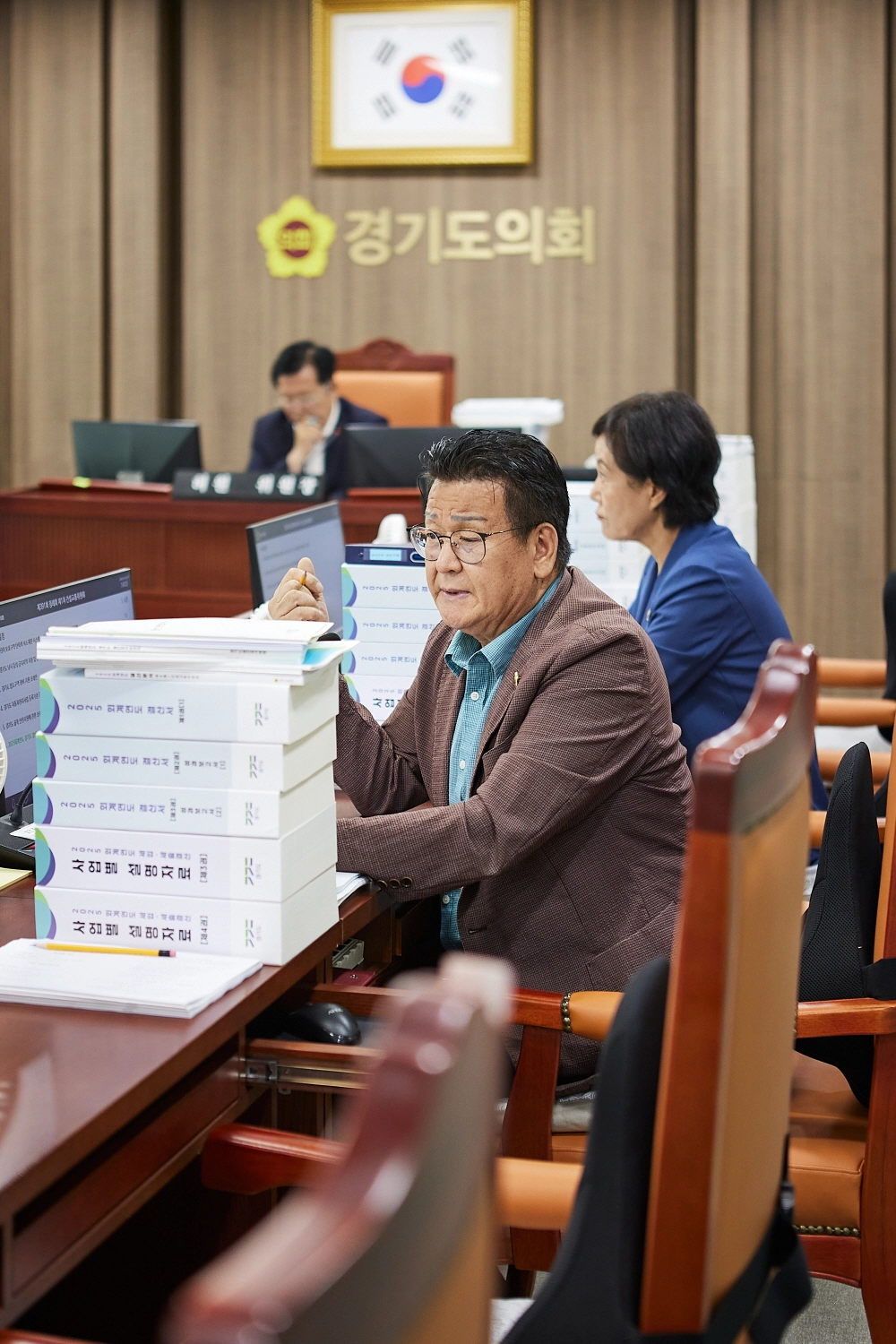 ▲ 안명규 의원이 16일 열린 건설국 및 건설본부 소관 2025회계연도 결산 심사에서 국지도 건설사업의 집행 부진과 에코팜랜드 위약금 회수 대책 마련을 강력히 촉구하고 있다. (사진=경기도의회)