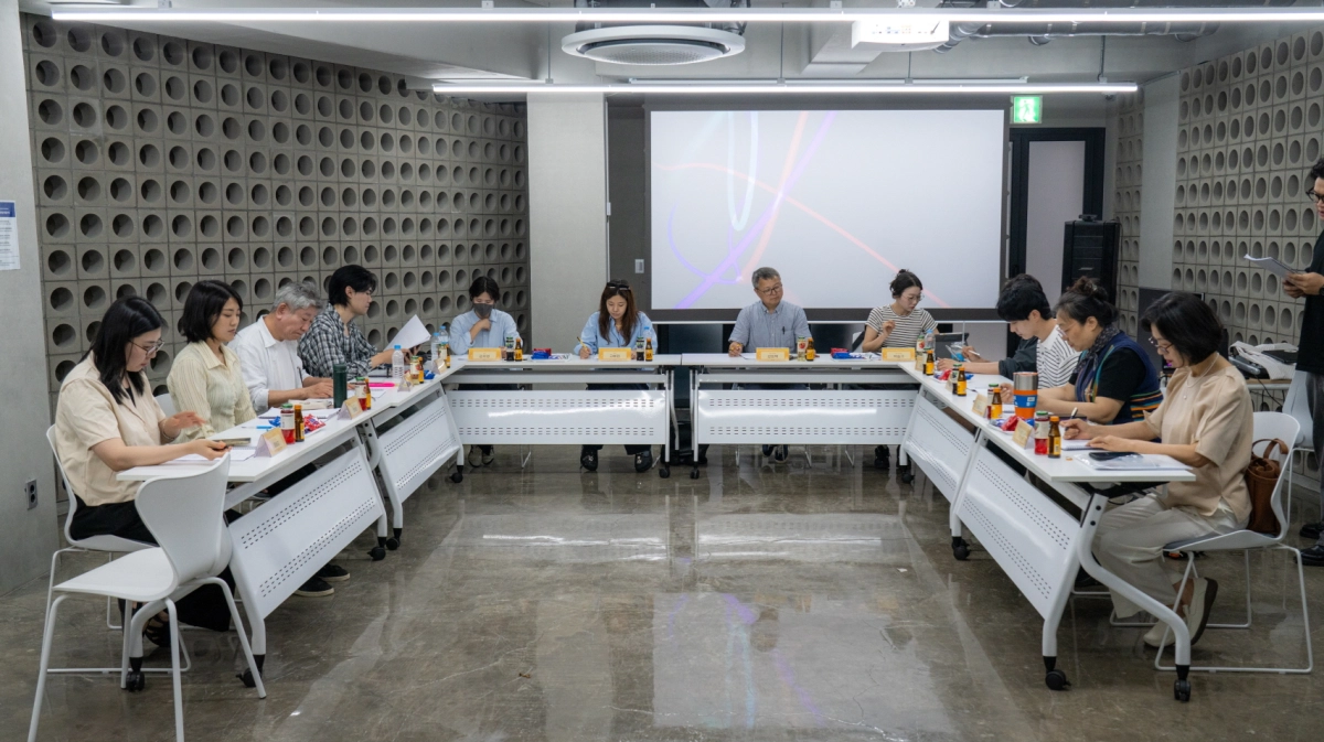 ▲ 17일 경기도의회 주관으로 열린 신규 웹드라마 ‘의원님은 라이브 중’ 대본 리딩 현장에서 주·조연 배우들과 제작 관계자들이 회의실에 모여 각자의 대사를 조율하고 있다. (사진=경기도의회)