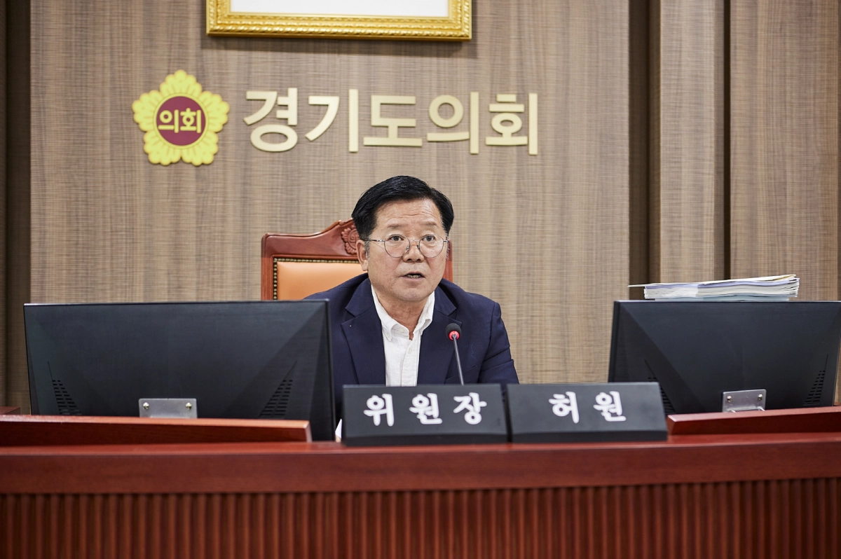 ▲ 허원 위원장이 건설국 및 건설본부 소관 2025회계연도 결산 심사에서 이천 지역 주요 도로 확충 사업의 잦은 명시이월을 지적하고 반도체 클러스터 배후 교통망의 속도감 있는 추진을 당부하고 있다. (사진=경기도의회)