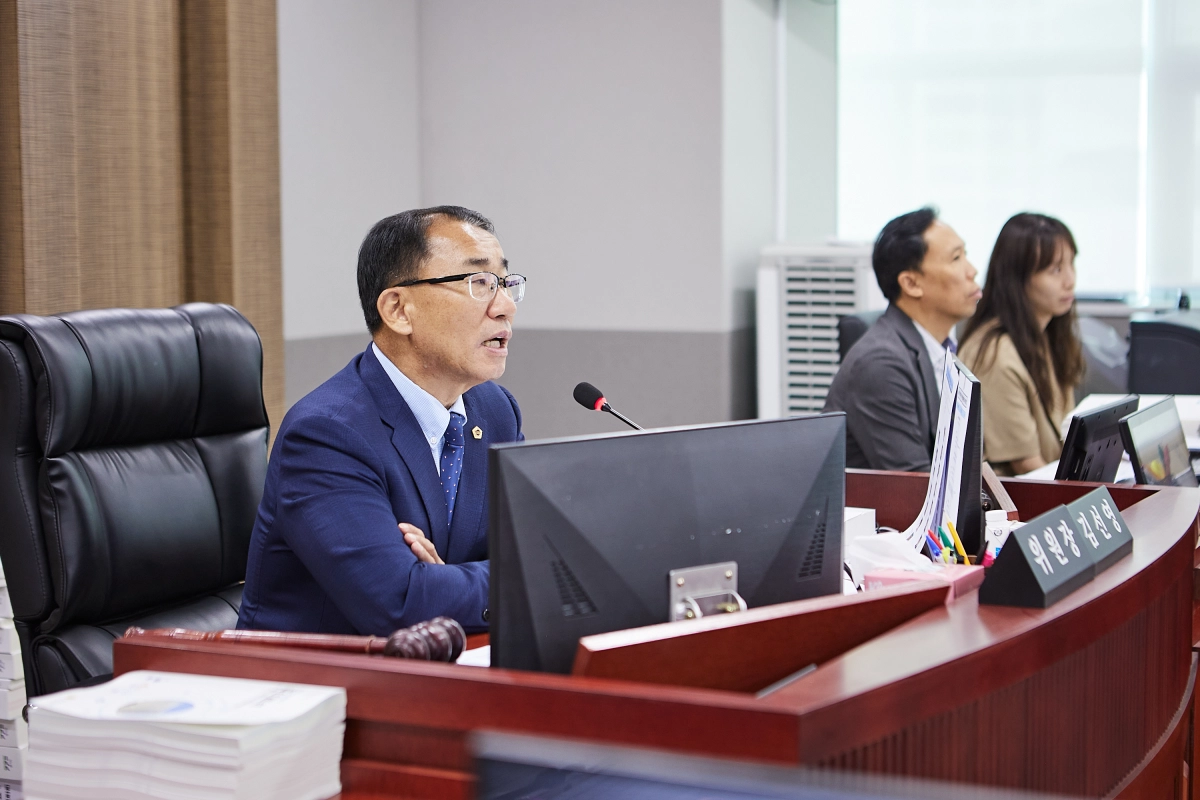 ▲ 김선영 의원이 17일 열린 예결위 총괄 질의답변에서 자치행정국장과 기획조정실장을 상대로 도청의 일방적인 예산 교부 관행과 특조금 사후관리 부실 문제를 지적하며 제도 개선을 요구하고 있다. (사진=경기도의회)