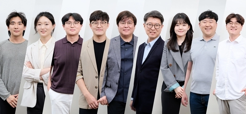 삼성전자가 17일 반도체연구소 로직 TD팀이 게이트 피치 42나노미터(㎚) 수준의 3차원(3D) 적층 트랜지스터 구조를 세계 최초로 구현해 ‘2026 VLSI 심포지엄’에서 ‘베스트 페이퍼’로 선정됐다고 밝혔다. 사진은 권욱현(오른쪽 네 번째) 마스터가 이끄는 로직 TD팀. 삼성전자 제공