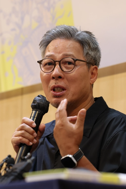 10년 만의 신작 ‘아코디언’으로 돌아온 소설가 천명관이 17일 서울 마포구 창비서교빌딩에서 열린 기자간담회에서 책 내용을 소개하고 있다. 연합뉴스
