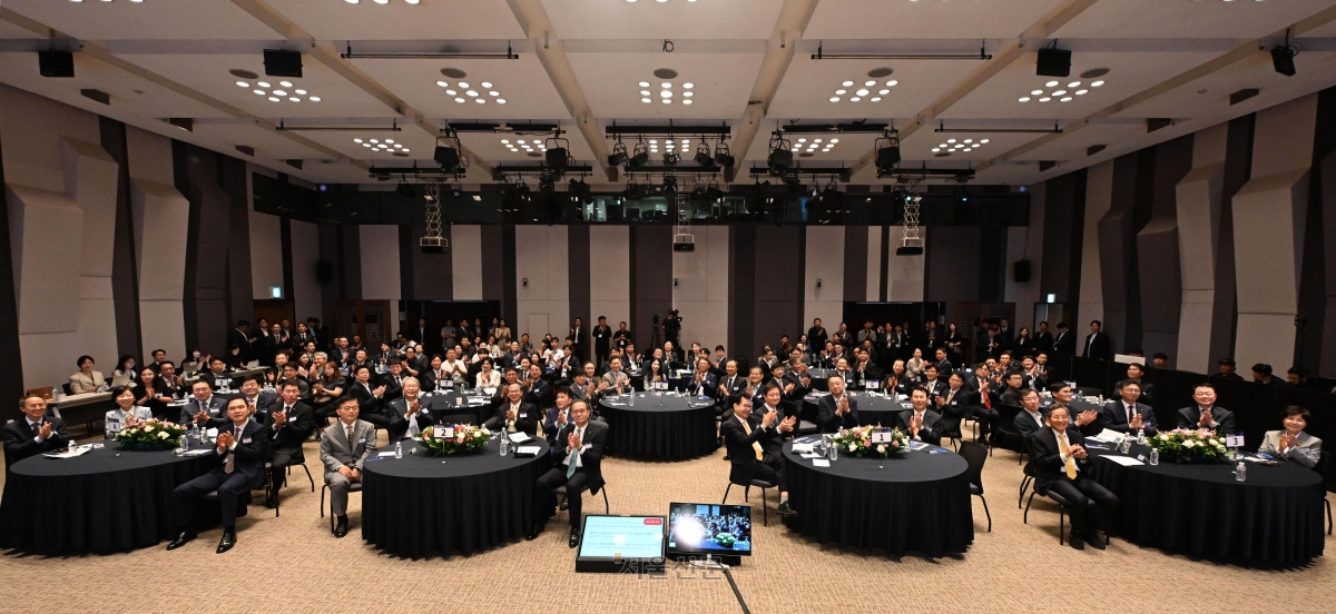 17일 서울 중구 한국프레스센터에서 열린 ‘2026 서울리더스금융포럼’ 참석자들이 기념 촬영을 하고 있다. 맨 앞줄 왼쪽부터 황기연 한국수출입은행장, 안미현 서울신문 마케팅본부장, 조용병 전국은행연합회장, 빈대인 BNK금융지주 회장, 장민영 IBK기업은행장, 신학기 Sh수협은행장, 박상진 한국산업은행 회장, 임종룡 우리금융지주 회장, 양종희 KB금융지주 회장, 함영주 하나금융지주 회장, 이찬우 NH농협금융지주 회장, 이한주 경제·인문사회연구회 이사장, 이찬진 금융감독원장, 김성수 서울신문 사장, 정은보 한국거래소 이사장, 윤종규 KB금융지주 고문, 정정훈 한국자산관리공사 사장, 김성식 예금보험공사 사장, 이윤수 한국예탁결제원 사장, 김태균 서울신문 콘텐츠본부장, 김은경 서민금융진흥원장. 이날 행사에는 권대영 금융위원회 부위원장, 진옥동 신한금융지주 회장, 김성환 한국투자증권 대표, 진승욱 대신증권 대표, 금정호 신영증권 대표, 박태동 iM증권 대표, 윤호영 카카오뱅크 대표, 최우형 케이뱅크 은행장, 이동철 여신금융협회장, 김철주 생명보험협회장, 박상원 금융보안원장 등도 참석했다. 도준석 전문기자