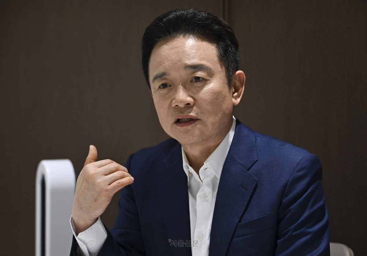 정치인 출신 기업인으로 바이오 기업 젬백스앤카엘 회장으로 공식 취임한 남경필 회장이 17일 서울 여의도의 한 카페에서 서울신문과 인터뷰하고 있다. 이지훈 기자