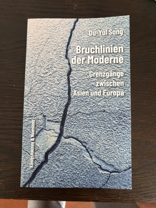 송두율 교수가 최근 발간한 저서 ‘현대의 단층’(Bruchlinien der Moderne). ‘아시아와 유럽의 사잇길’이라는 부제가 붙은 이  책은 동서양의 경계인적 시각에서 여러 세계적 위기들을 고찰한 내용을 담고 있다. 독일어로 쓰였으며 아직 국내에 한국어 번역본은 나오지 않았다.  송두율 교수 제공