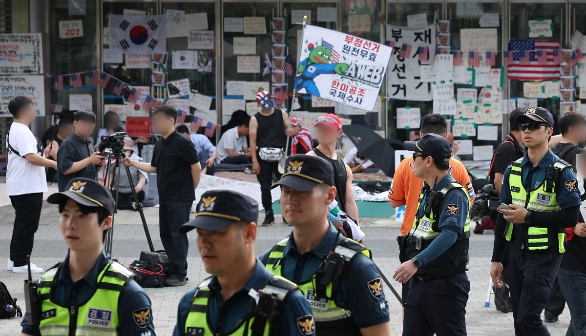 6·3 지방선거 투표용지 부족 사태로 시작한 서울 송파구 올림픽공원 핸드볼경기장 일대 ‘개표소 봉쇄 시위’가 이어지는 가운데 17일 경찰들이 교대하고 있다. 2026.6.17. 연합뉴스