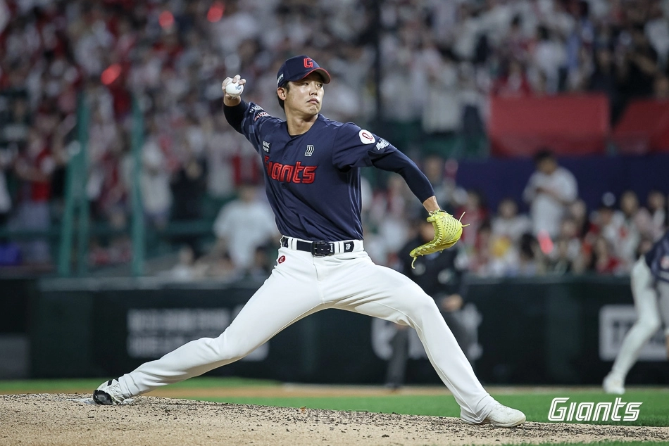 롯데 자이언츠 현도훈이 17일 인천 SSG 랜더스필드에서 열린 롯데와 SSG 랜더스의 경기에서 7회말 등판해 타자와 승부하고 있다. 2026.6.17 롯데 자이언츠 제공