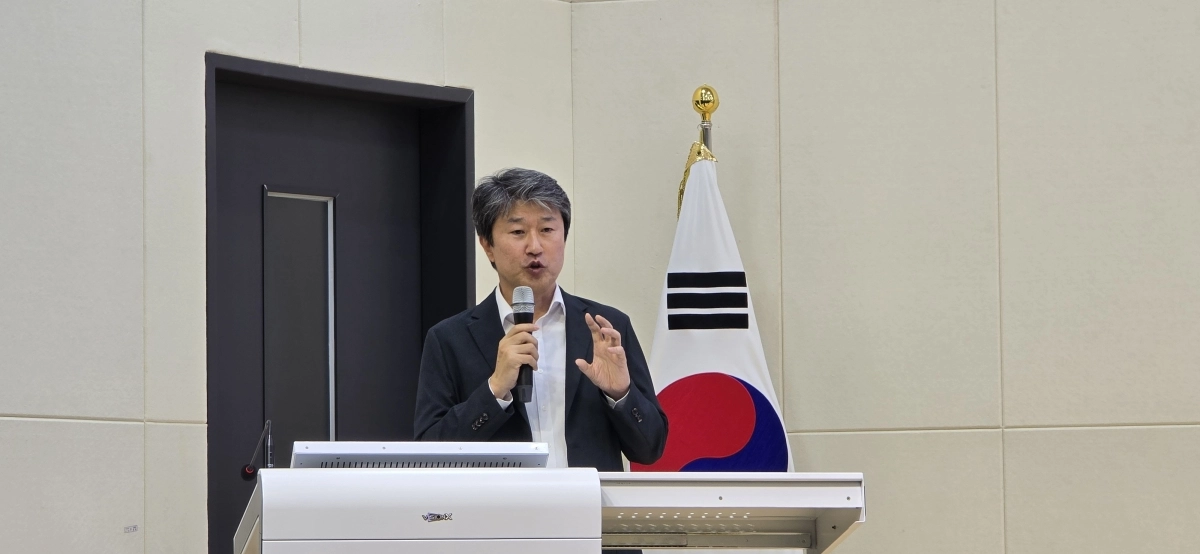 송호준 에코프로 대표가 지난 11일 포항 에코프로비엠 포항 사업장에서 ‘안공지능(AI) 자율제조 선도 프로젝트’에 대해 설명하고 있다. 공동 취재