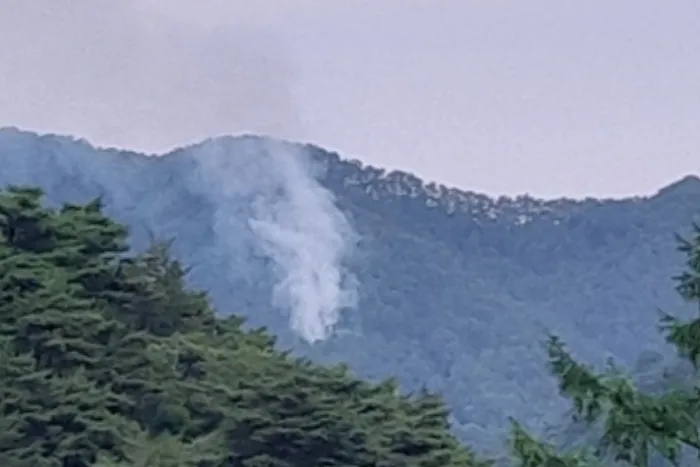 17일 오후 5시 54분쯤 경북 영양군 영양읍 상원리의 한 야산에서 발생한 불로 연기가 피어오르고 있다. 경북소방본부 제공