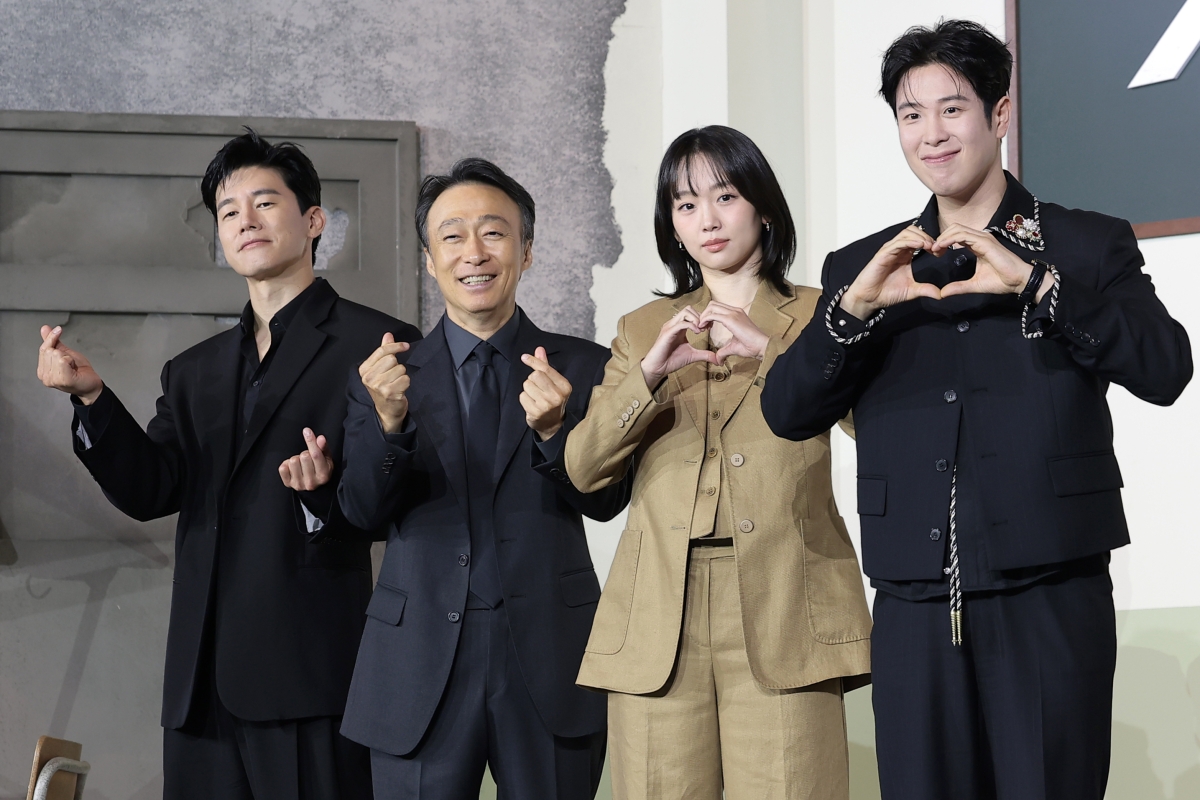 배우 김무열(왼쪽부터)과 이성민, 진기주, 표지훈이 5일 서울 중구 앰배서더 서울 풀만 호텔에서 열린 넷플릭스 드라마 ‘참교육’(감독 홍종찬) 제작발표회에서 포즈를 취하고 있다. 2026.6.5 뉴스1