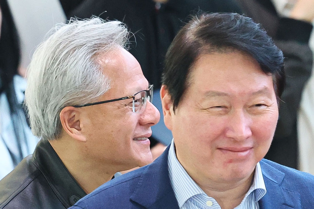 최태원(오른쪽) SK그룹 회장과 젠슨 황 엔비디아 최고경영자(CEO)가 8일 오전 서울 종로구 SK서린빌딩에서 SK-엔비디아 협력 관련 언론 브리핑 도중 미소짓고 있다. 2026.6.8 뉴시스