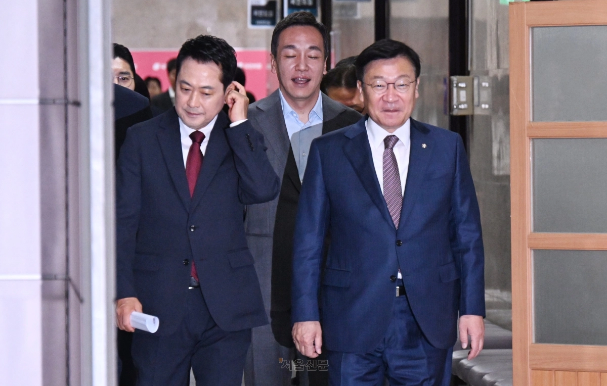 장동혁 국민의힘 대표와 정점식 원내대표가 18일 여의도 국회에서 열린 최고위원회의에 참석하고 있다. 2026.6.18 안주영 전문기자