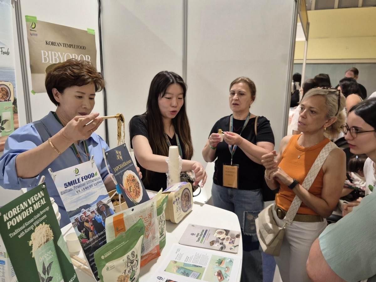 ‘케이-엑스포 스페인(K-EXPO SPAIN) 2026’에서 스페인 관람객들이 담우의 나물비빔밥을 시식하고 있다
