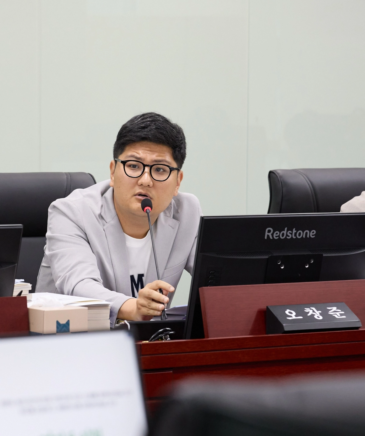 ▲ 오창준 의원이 제391회 정례회 경기도교육청 결산 심사에서 회계연도 독립의 원칙에 근거한 철저한 예산 유보액 운영 방식을 촉구하며 질의하고 있다. (사진=경기도의회)