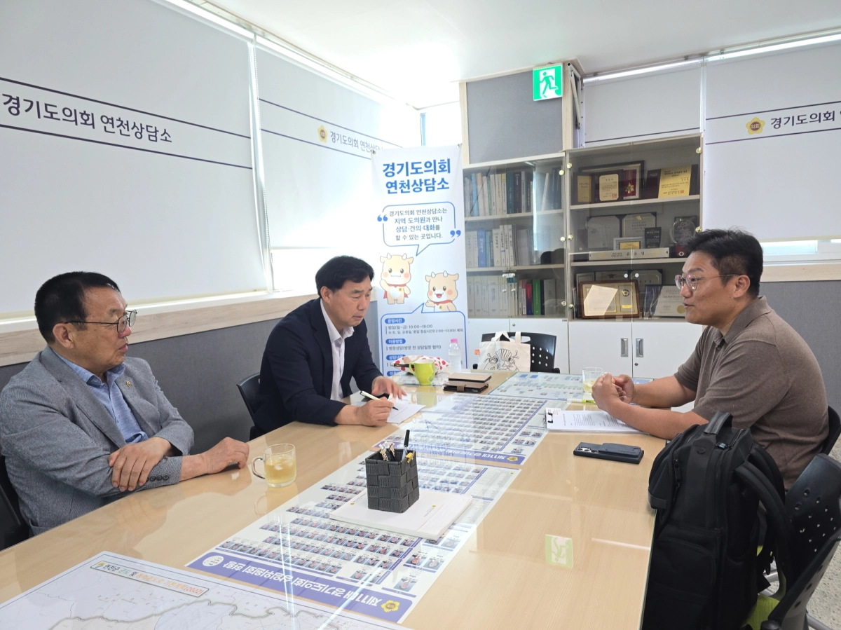 ▲ 윤종영 의원이 16일 경기도의회 연천상담소에서 군남초·중학교 김태훈 교장 등 교육 관계자들과 만나 연천 지역 소규모 학교의 교육환경 개선 및 공교육 경쟁력 강화 방안을 논의하고 있다. (사진=경기도의회)