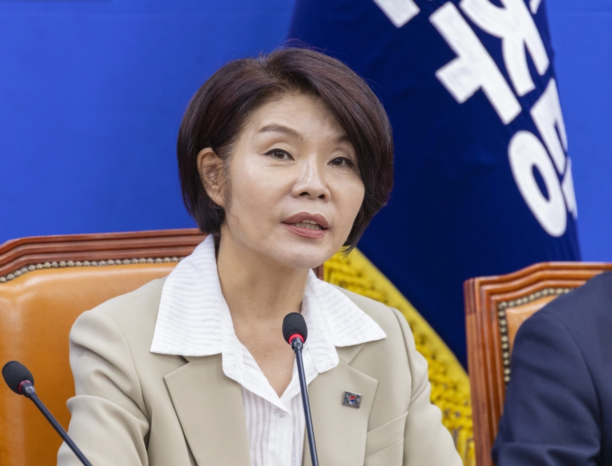 한정애 더불어민주당 정책위의장이 16일 국회에서 열린 원내대책회의에서 발언하고 있다. 연합뉴스