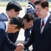 이 대통령 귀국…정청래 90도 인사에 “수고하셨다”