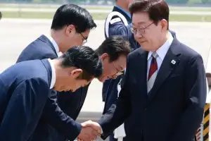 이 대통령 귀국…정청래 90도 인사에 “수고하셨다”
