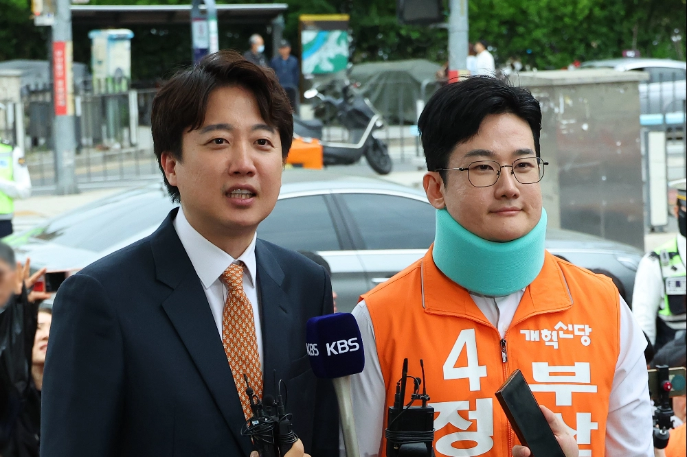 ‘음료 투척 습격’ 발생 이틀 뒤인 지난 4월 29일 목 보호대를 착용한 개혁신당 정이한 부산시장 후보가 이준석 당대표와 함께 부산 북구 구포시장을 찾아 발언하고 있다. 연합뉴스