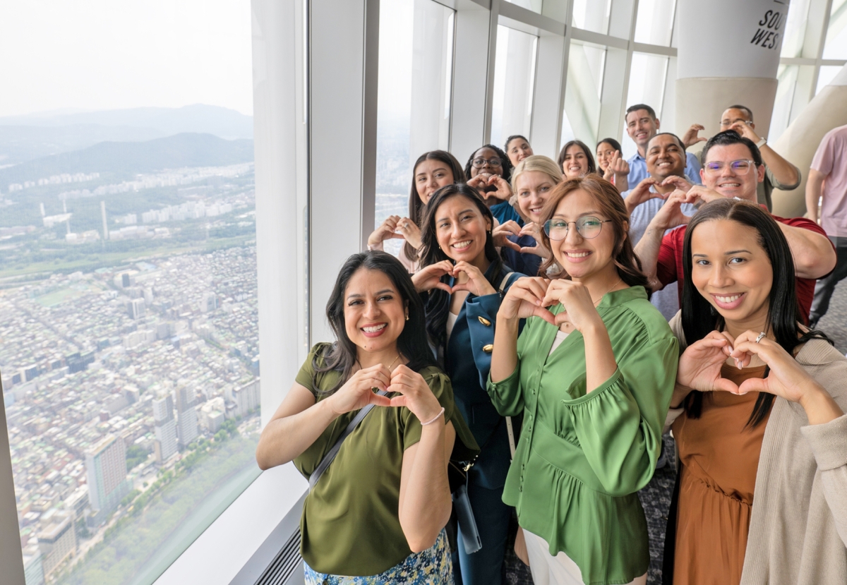 서울 잠실 롯데월드 서울스카이를 방문한 해외성도방문단 일행이 기념사진을 찍고 있다. 하나님의교회 제공.