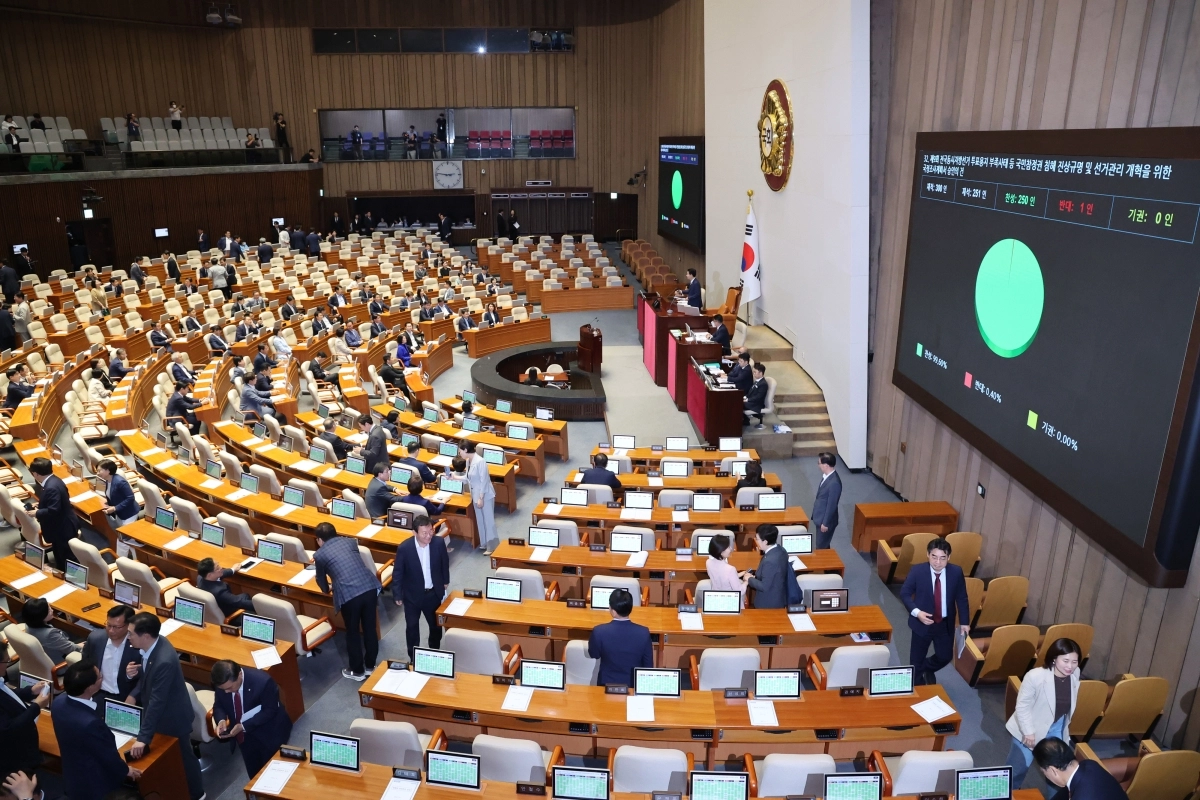 18일 서울 여의도 국회에서 열린 제436회국회(임시회) 제3차 본회의에서 제9회 전국동시지방선거 투표용지 부족사태 등 국민참정권 침해 진상규명 및 선거관리 개혁을 위한 국정조사계획서 승인의 건이 가결되고 있다. 2026.6.18. 뉴스1