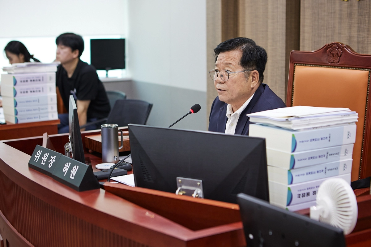 ▲ 허원 건설교통위원장이 제391회 정례회 제1차 건설교통위원회 회의에서 임기 동안 함께 협력해 온 상임위원들과 집행부 공직자들에게 감사의 뜻을 전하며 회의를 주재하고 있다. (사진=경기도의회)
